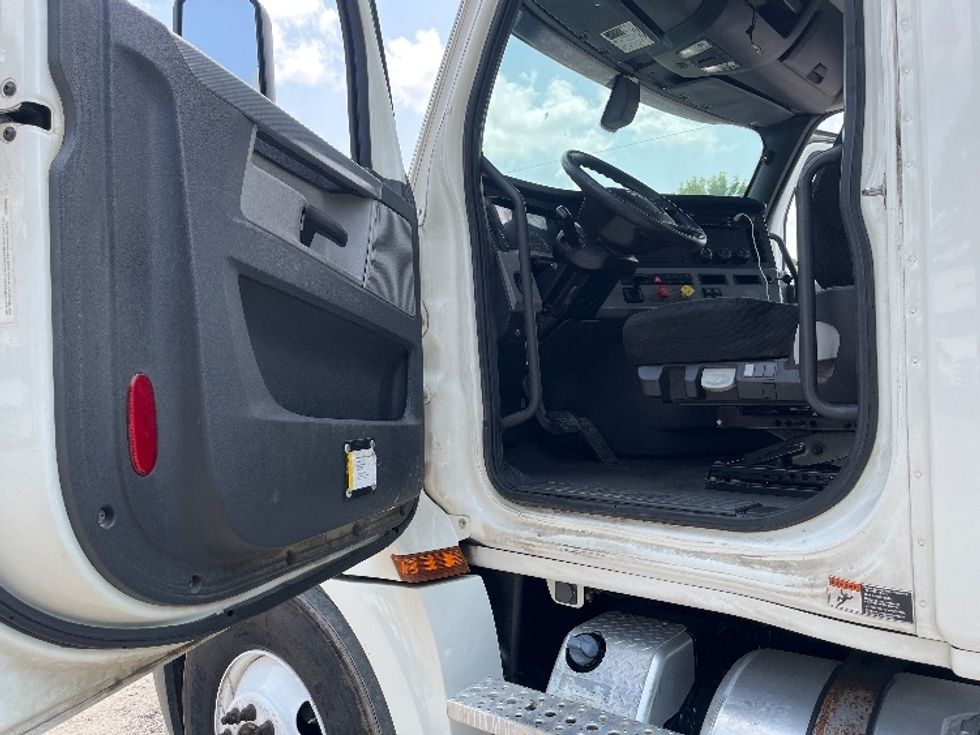 Day Cab Tractor-Heavy Duty Tractors-Freightliner-2019-T12642ST-Houston-MS-538,640\n\t\tmiles-$ 32,000 - Image 9