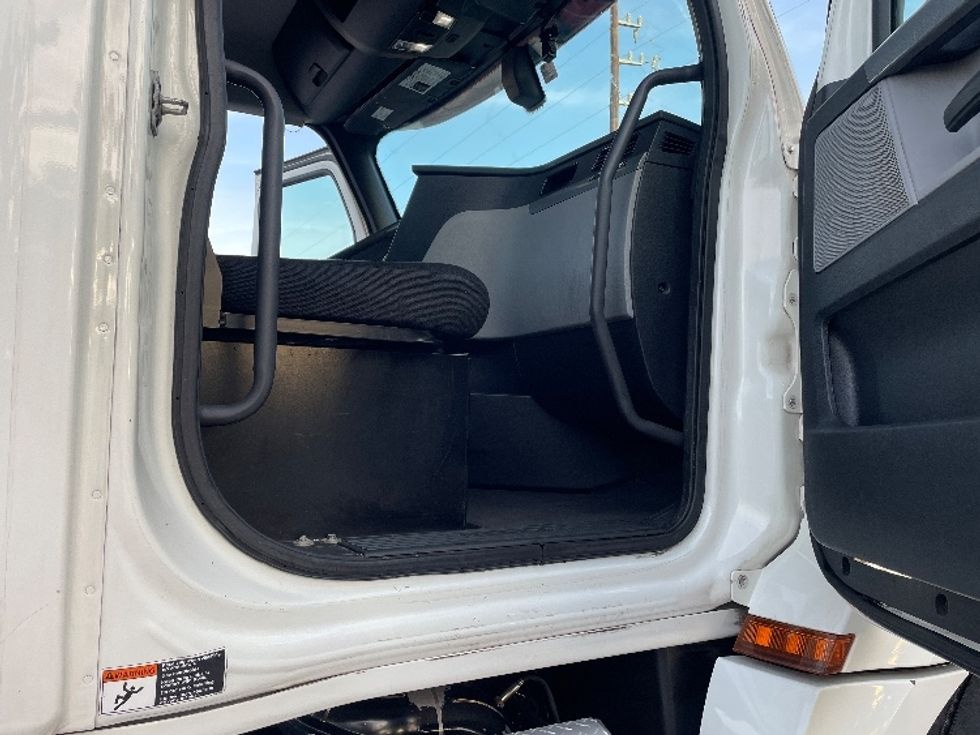 Day Cab Tractor-Heavy Duty Tractors-Freightliner-2019-T12642ST-Houston-TX-206,960\n\t\tmiles-$ 51,000 - Image 12