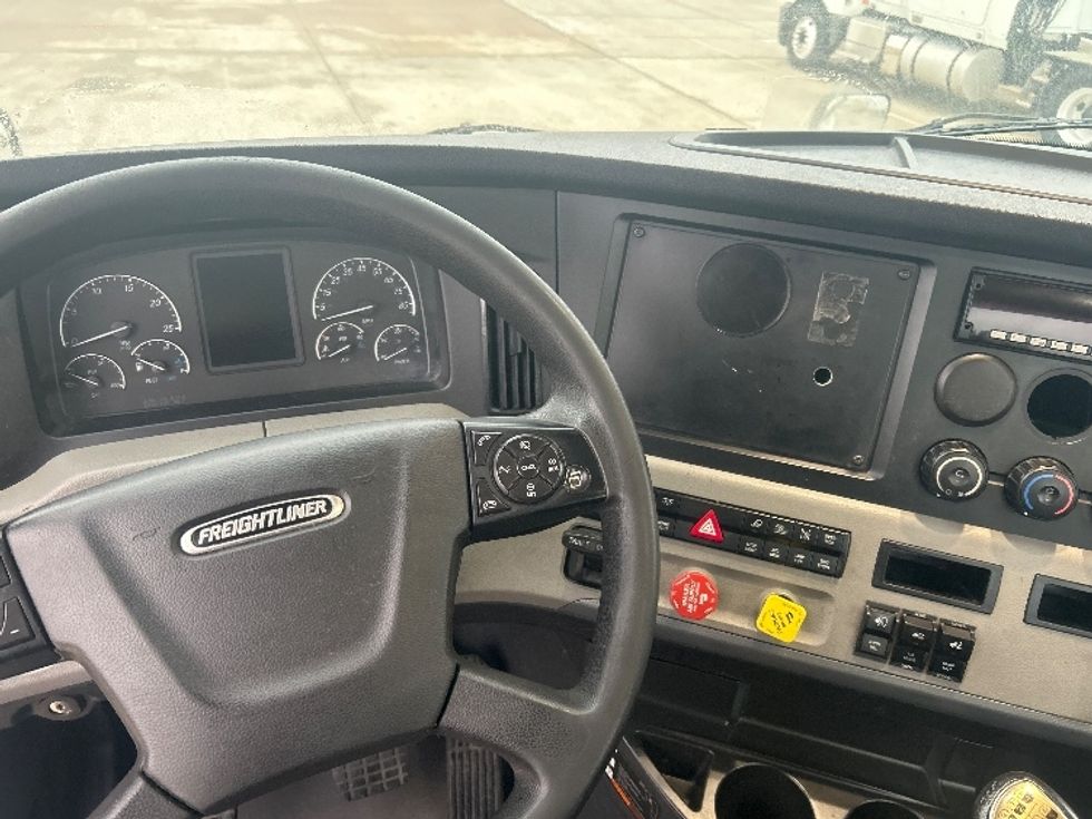 Day Cab Tractor-Heavy Duty Tractors-Freightliner-2019-T12642ST-Houston-TX-250,770\n\t\tmiles-$ 41,250 - Image 11