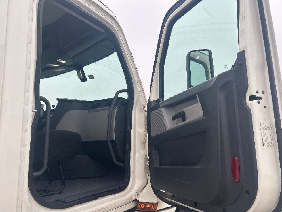 Day Cab Tractor-Heavy Duty Tractors-Freightliner-2019-T12642ST-Houston-TX-250,770\n\t\tmiles-$ 41,250 - Image 12