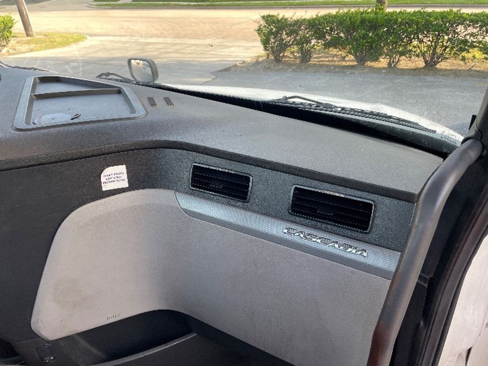 Day Cab Tractor-Heavy Duty Tractors-Freightliner-2019-T12642ST-Houston-TX-280,873\n\t\tmiles-$ 47,000 - Image 13