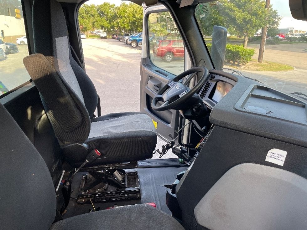 Day Cab Tractor-Heavy Duty Tractors-Freightliner-2019-T12642ST-Houston-TX-280,873\n\t\tmiles-$ 47,000 - Image 14