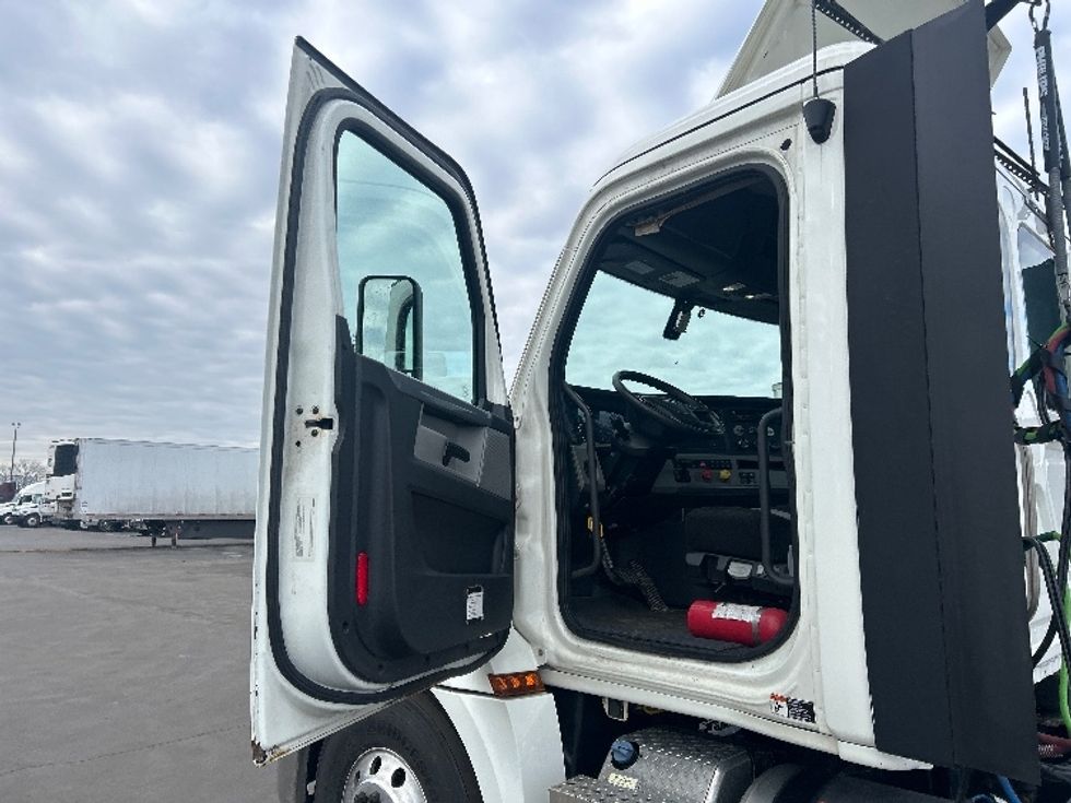 Day Cab Tractor-Heavy Duty Tractors-Freightliner-2019-T12642ST-Indianapolis-IN-507,562\n\t\tmiles-$ 27,250 - Image 9