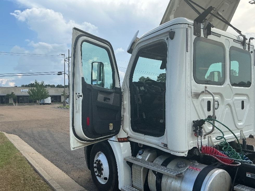 Day Cab Tractor-Heavy Duty Tractors-Freightliner-2019-T12642ST-Jackson-MS-372,789\n\t\tmiles-$ 41,750 - Image 9