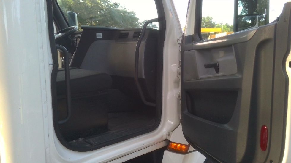 Day Cab Tractor-Heavy Duty Tractors-Freightliner-2019-T12642ST-Jacksonville-FL-214,463\n\t\tmiles-$ 50,500 - Image 12