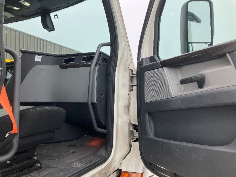 Day Cab Tractor-Heavy Duty Tractors-Freightliner-2019-T12642ST-Jessup-MD-442,081\n\t\tmiles-$ 26,250 - Image 12