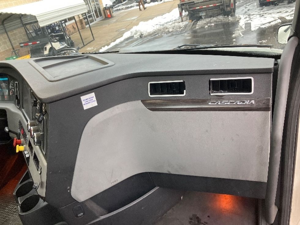 Day Cab Tractor-Heavy Duty Tractors-Freightliner-2019-T12642ST-Jessup-MD-442,081\n\t\tmiles-$ 26,250 - Image 13
