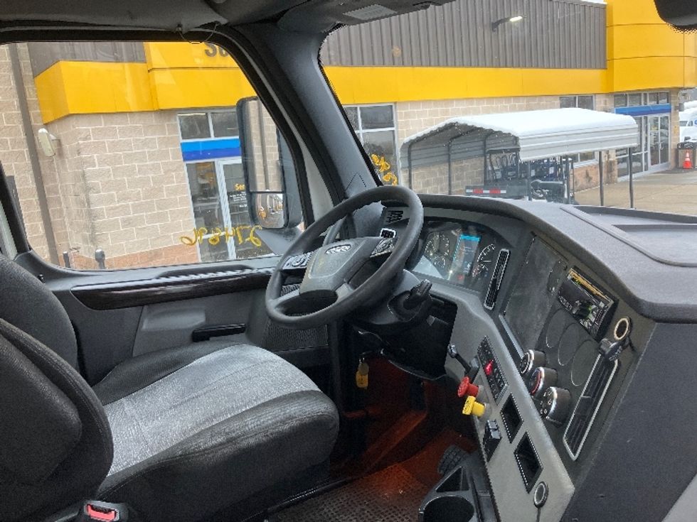 Day Cab Tractor-Heavy Duty Tractors-Freightliner-2019-T12642ST-Jessup-MD-442,081\n\t\tmiles-$ 26,250 - Image 14