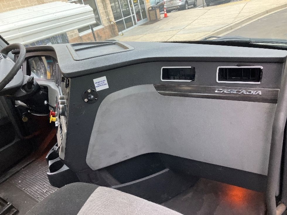 Day Cab Tractor-Heavy Duty Tractors-Freightliner-2019-T12642ST-Jessup-MD-444,286\n\t\tmiles-$ 38,000 - Image 13