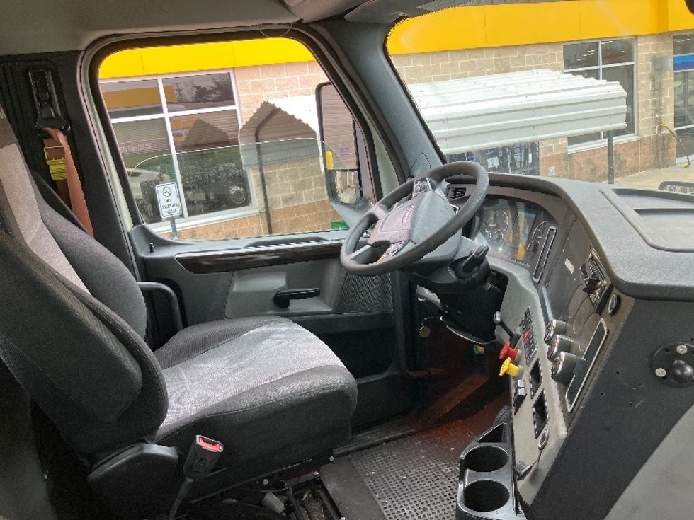 Day Cab Tractor-Heavy Duty Tractors-Freightliner-2019-T12642ST-Jessup-MD-444,286\n\t\tmiles-$ 38,000 - Image 14