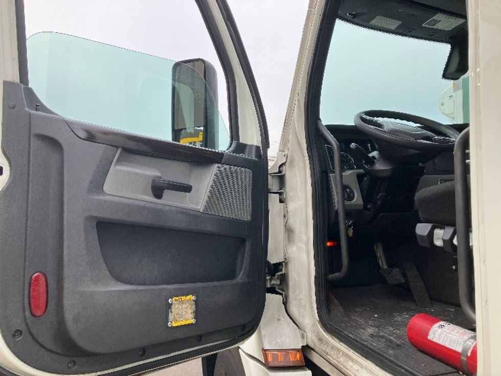 Day Cab Tractor-Heavy Duty Tractors-Freightliner-2019-T12642ST-Jessup-MD-444,286\n\t\tmiles-$ 38,000 - Image 9