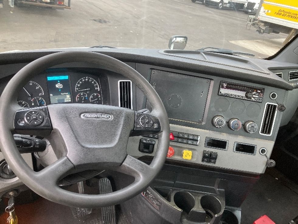 Day Cab Tractor-Heavy Duty Tractors-Freightliner-2019-T12642ST-Jessup-MD-454,972\n\t\tmiles-$ 37,500 - Image 11
