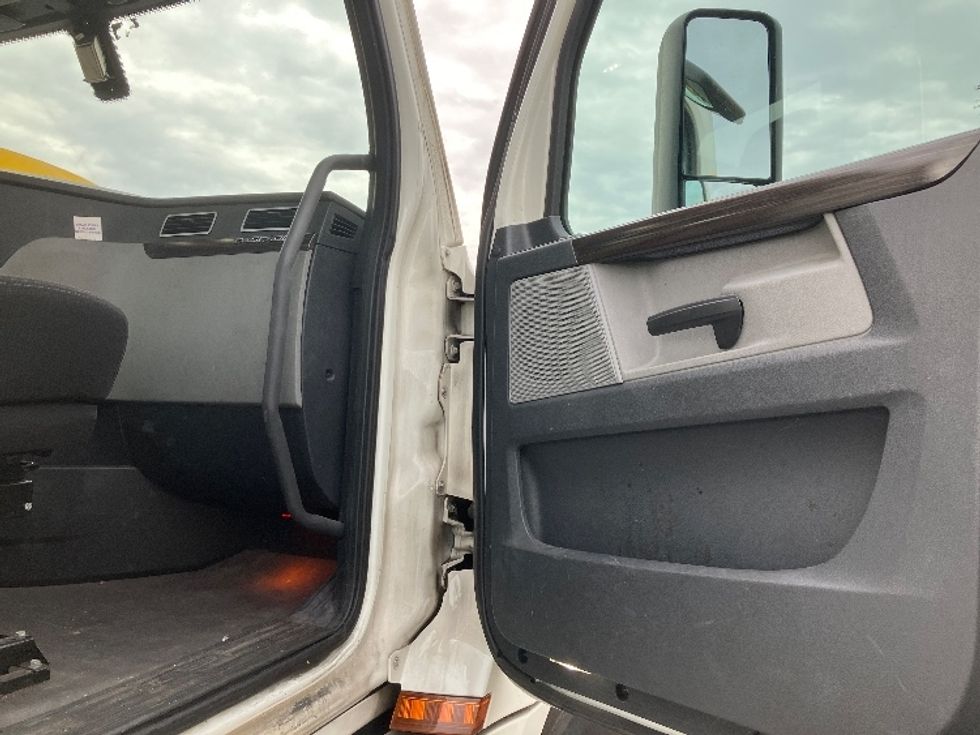 Day Cab Tractor-Heavy Duty Tractors-Freightliner-2019-T12642ST-Jessup-MD-454,972\n\t\tmiles-$ 37,500 - Image 12