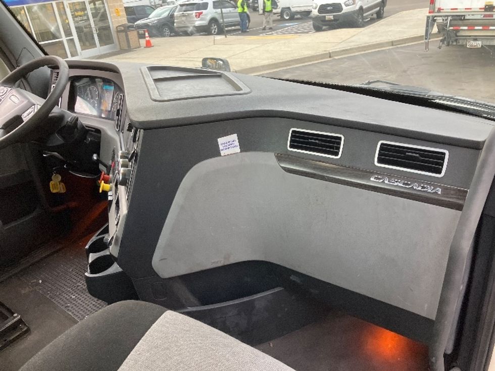 Day Cab Tractor-Heavy Duty Tractors-Freightliner-2019-T12642ST-Jessup-MD-454,972\n\t\tmiles-$ 37,500 - Image 13