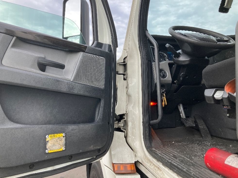 Day Cab Tractor-Heavy Duty Tractors-Freightliner-2019-T12642ST-Jessup-MD-454,972\n\t\tmiles-$ 37,500 - Image 9