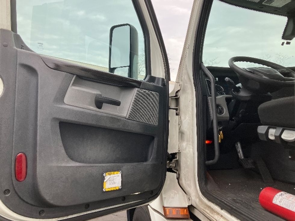 Day Cab Tractor-Heavy Duty Tractors-Freightliner-2019-T12642ST-Jessup-MD-456,931\n\t\tmiles-$ 37,750 - Image 9