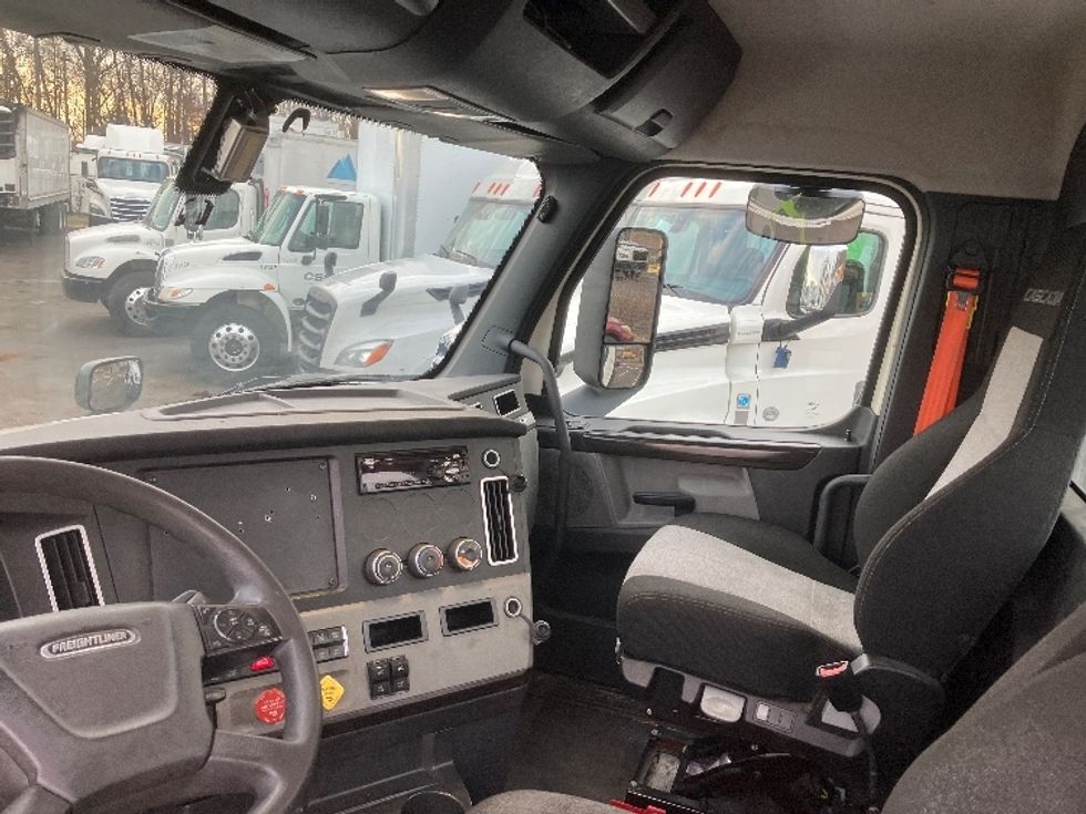 Day Cab Tractor-Heavy Duty Tractors-Freightliner-2019-T12642ST-Jessup-MD-505,206\n\t\tmiles-$ 35,000 - Image 10