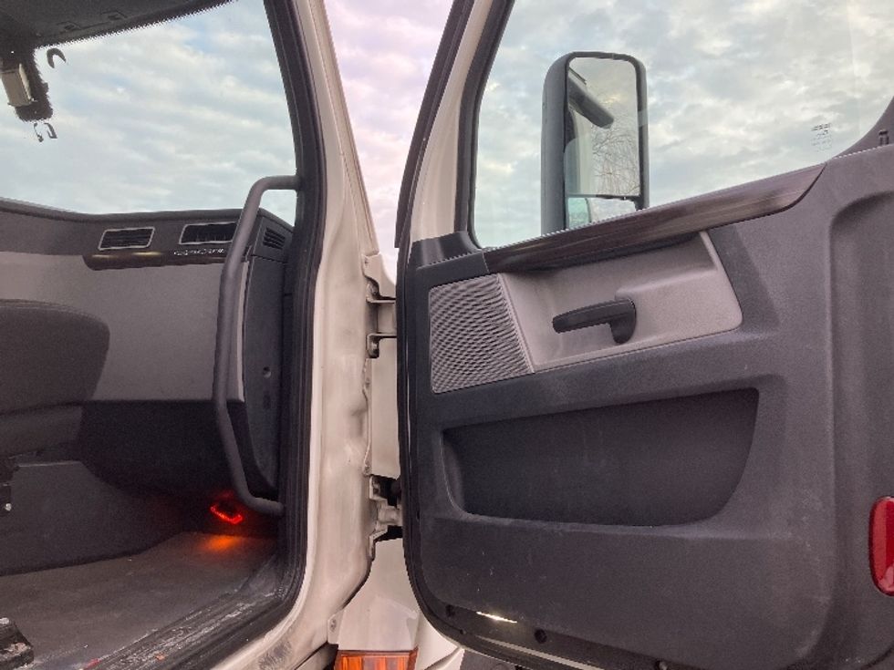 Day Cab Tractor-Heavy Duty Tractors-Freightliner-2019-T12642ST-Jessup-MD-505,206\n\t\tmiles-$ 35,000 - Image 12