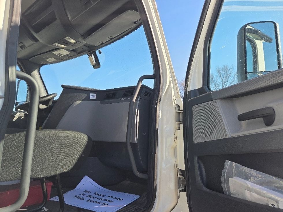 Day Cab Tractor-Heavy Duty Tractors-Freightliner-2019-T12642ST-Kansas City-MO-525,000\n\t\tmiles-$ 30,250 - Image 12