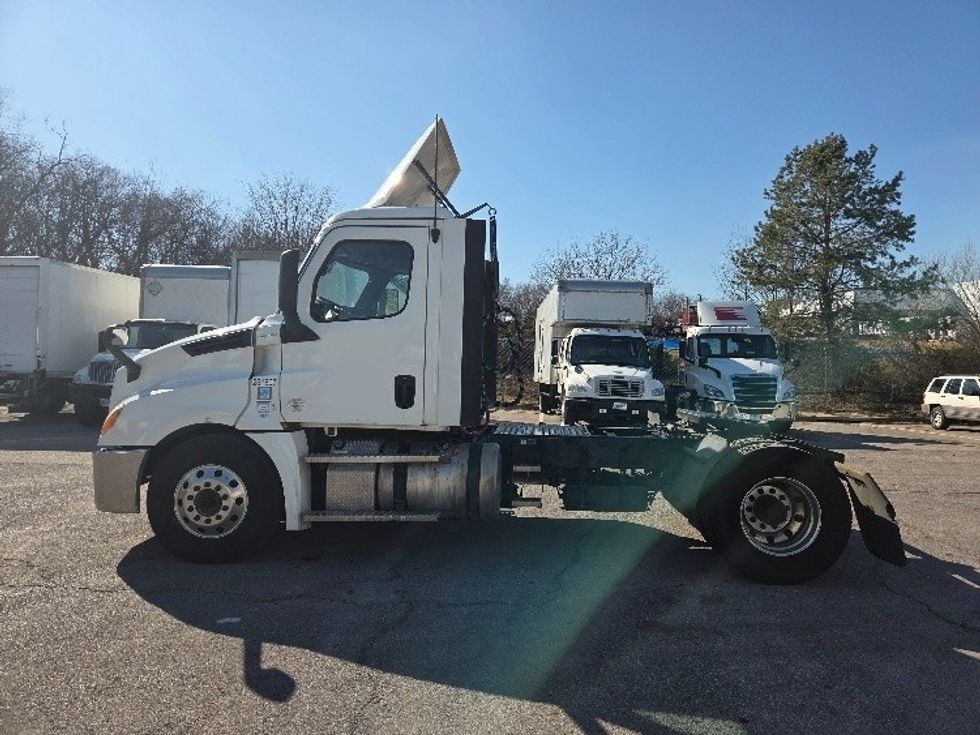 Day Cab Tractor-Heavy Duty Tractors-Freightliner-2019-T12642ST-Kansas City-MO-525,000\n\t\tmiles-$ 30,250 - Image 4