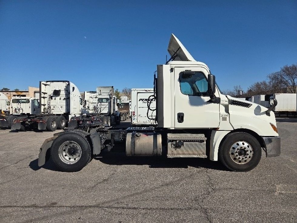 Day Cab Tractor-Heavy Duty Tractors-Freightliner-2019-T12642ST-Kansas City-MO-525,000\n\t\tmiles-$ 30,250 - Image 8