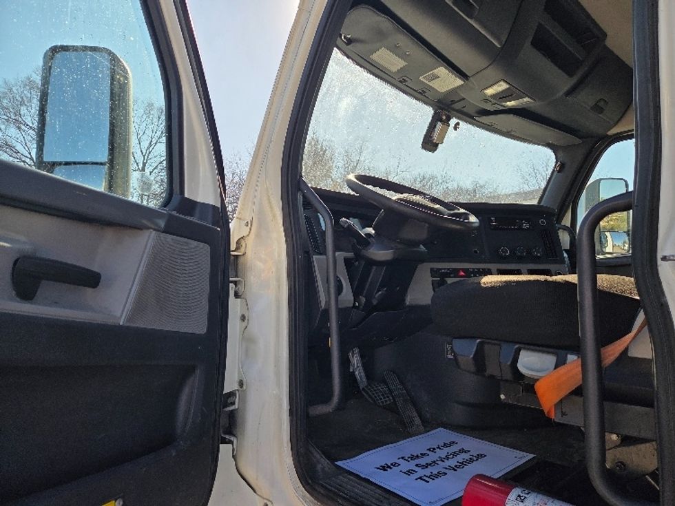 Day Cab Tractor-Heavy Duty Tractors-Freightliner-2019-T12642ST-Kansas City-MO-525,000\n\t\tmiles-$ 30,250 - Image 9