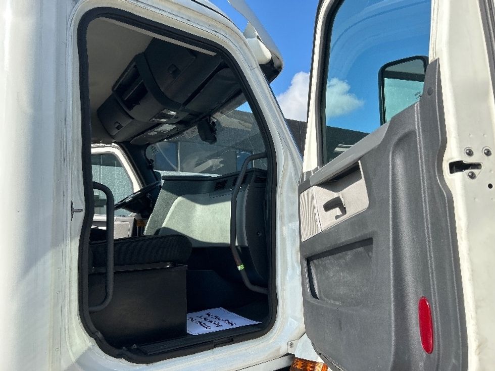 Day Cab Tractor-Heavy Duty Tractors-Freightliner-2019-T12642ST-Katy-TX-331,425\n\t\tmiles-$ 44,250 - Image 12