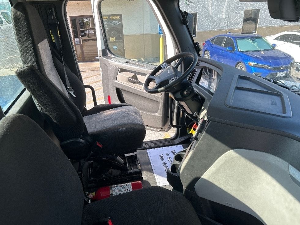 Day Cab Tractor-Heavy Duty Tractors-Freightliner-2019-T12642ST-Katy-TX-331,425\n\t\tmiles-$ 44,250 - Image 14