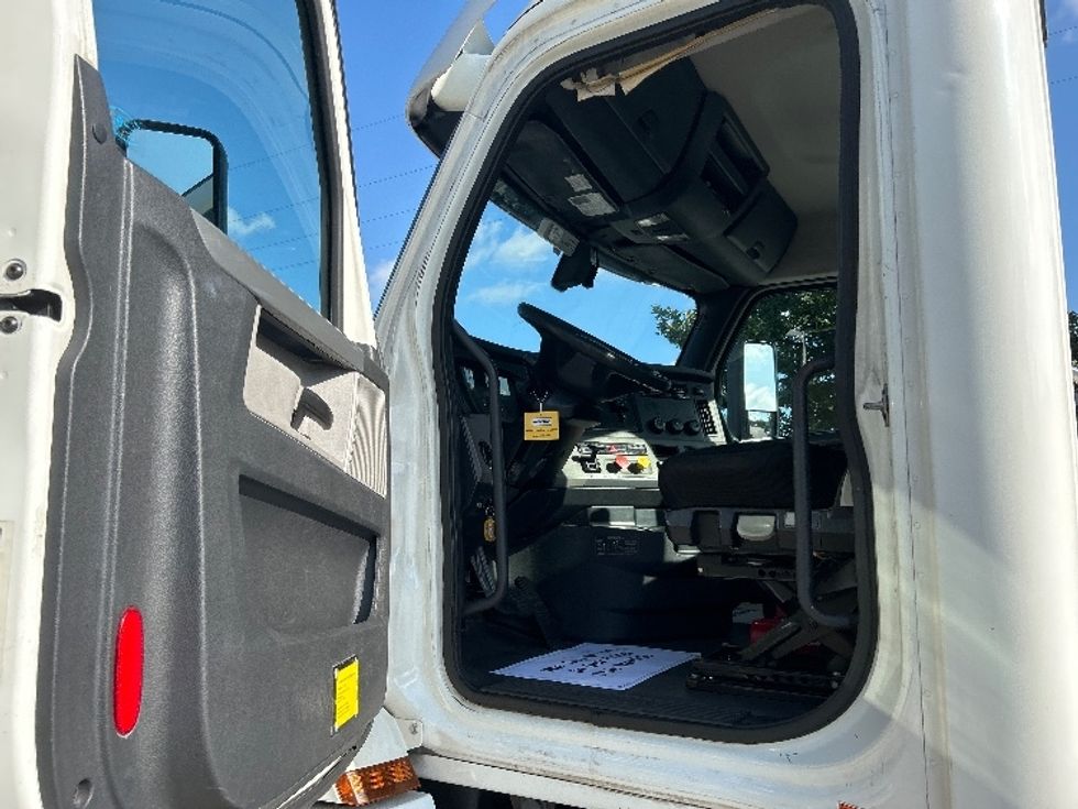 Day Cab Tractor-Heavy Duty Tractors-Freightliner-2019-T12642ST-Katy-TX-331,425\n\t\tmiles-$ 44,250 - Image 9