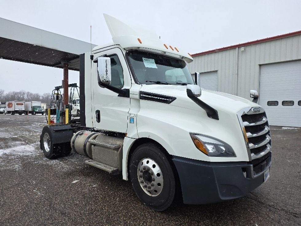 Day Cab Tractor-Heavy Duty Tractors-Freightliner-2019-T12642ST-Lansing-MI-383,124\n\t\tmiles-$ 34,250 - Image 1