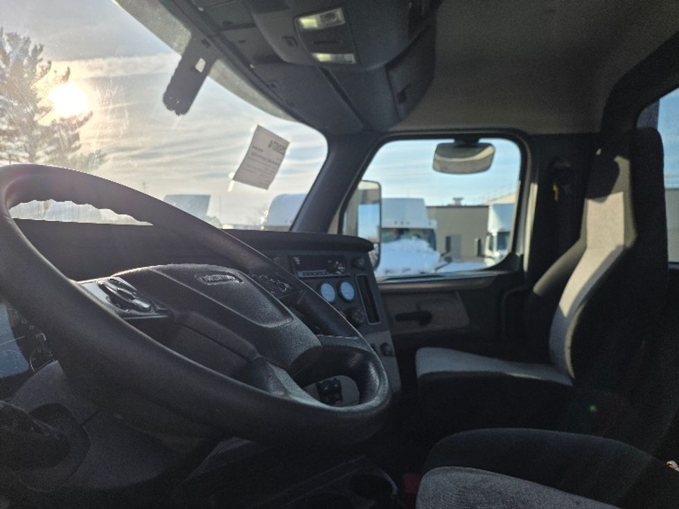 Day Cab Tractor-Heavy Duty Tractors-Freightliner-2019-T12642ST-Lansing-MI-383,124\n\t\tmiles-$ 34,250 - Image 10