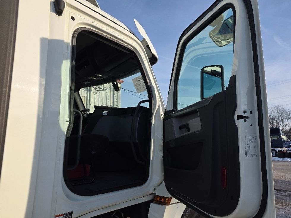 Day Cab Tractor-Heavy Duty Tractors-Freightliner-2019-T12642ST-Lansing-MI-383,124\n\t\tmiles-$ 34,250 - Image 11