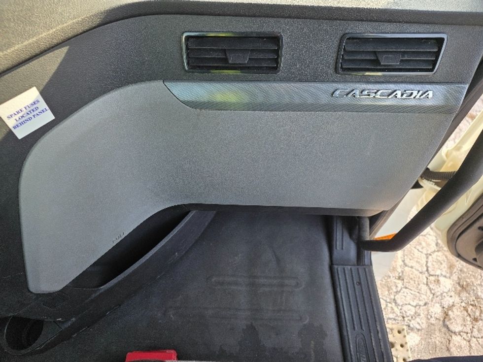 Day Cab Tractor-Heavy Duty Tractors-Freightliner-2019-T12642ST-Lansing-MI-383,124\n\t\tmiles-$ 34,250 - Image 12