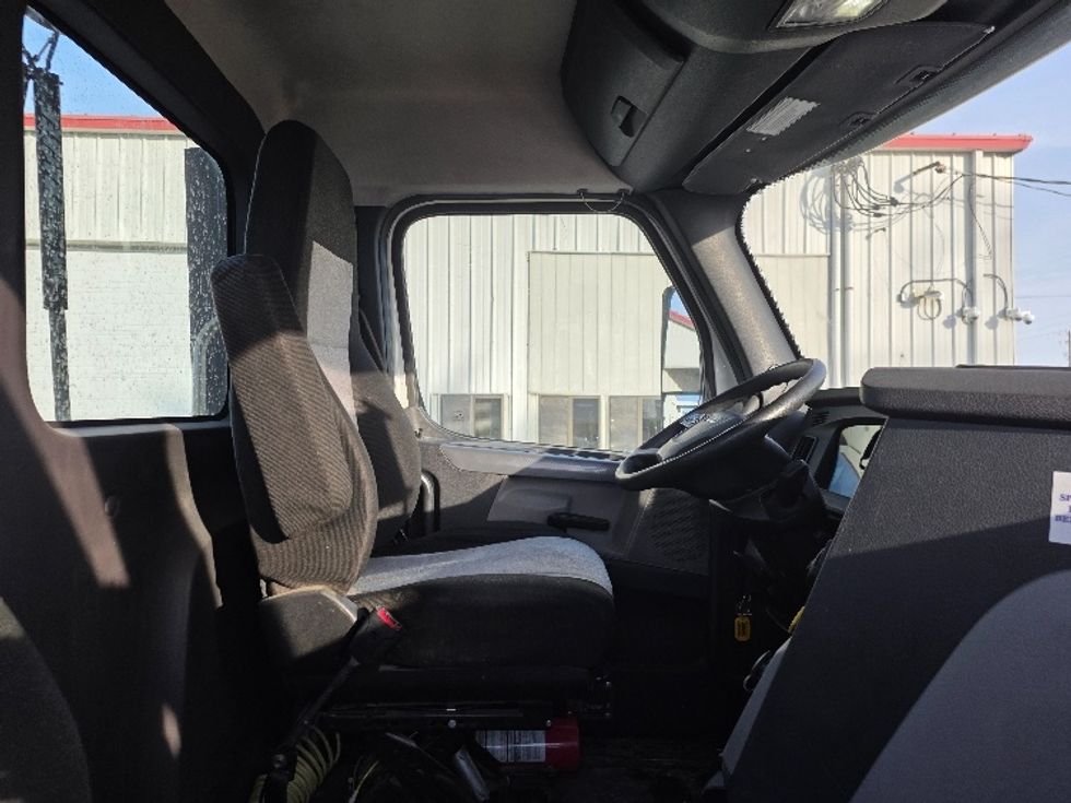 Day Cab Tractor-Heavy Duty Tractors-Freightliner-2019-T12642ST-Lansing-MI-383,124\n\t\tmiles-$ 34,250 - Image 13