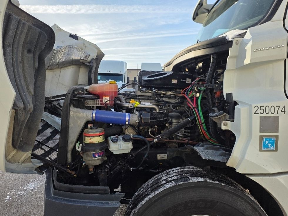 Day Cab Tractor-Heavy Duty Tractors-Freightliner-2019-T12642ST-Lansing-MI-383,124\n\t\tmiles-$ 34,250 - Image 15