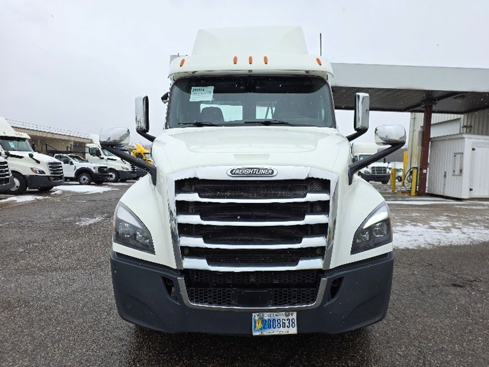 Day Cab Tractor-Heavy Duty Tractors-Freightliner-2019-T12642ST-Lansing-MI-383,124\n\t\tmiles-$ 34,250 - Image 2