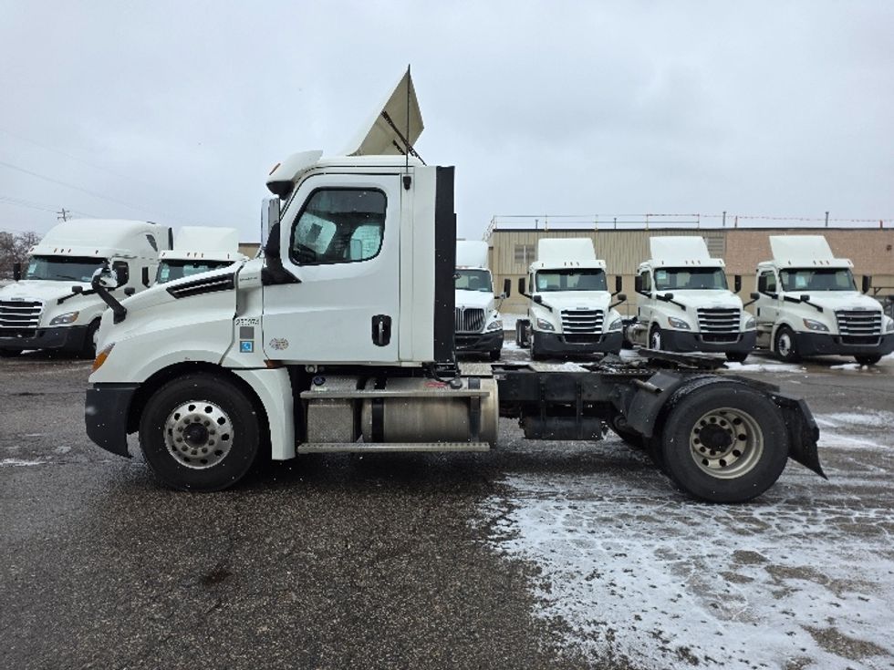 Day Cab Tractor-Heavy Duty Tractors-Freightliner-2019-T12642ST-Lansing-MI-383,124\n\t\tmiles-$ 34,250 - Image 4