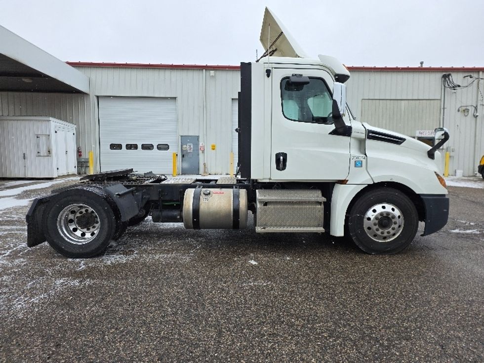 Day Cab Tractor-Heavy Duty Tractors-Freightliner-2019-T12642ST-Lansing-MI-383,124\n\t\tmiles-$ 34,250 - Image 8