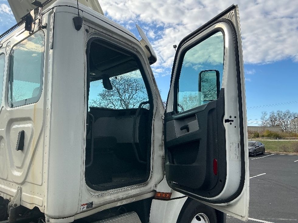 Day Cab Tractor-Heavy Duty Tractors-Freightliner-2019-T12642ST-Lexington-KY-364,614\n\t\tmiles-$ 34,250 - Image 12