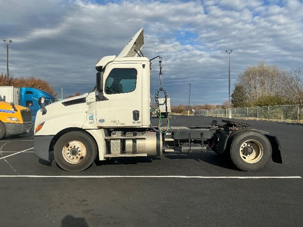 Day Cab Tractor-Heavy Duty Tractors-Freightliner-2019-T12642ST-Lexington-KY-364,614\n\t\tmiles-$ 34,250 - Image 4