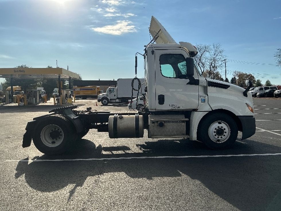 Day Cab Tractor-Heavy Duty Tractors-Freightliner-2019-T12642ST-Lexington-KY-364,614\n\t\tmiles-$ 34,250 - Image 8