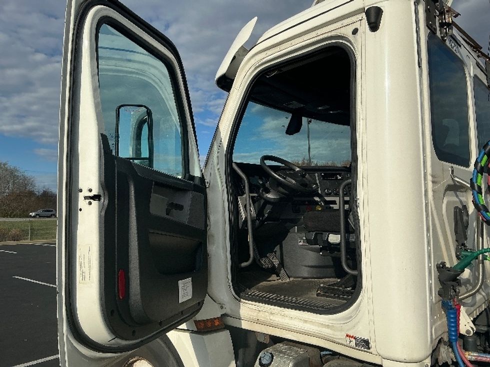 Day Cab Tractor-Heavy Duty Tractors-Freightliner-2019-T12642ST-Lexington-KY-364,614\n\t\tmiles-$ 34,250 - Image 9