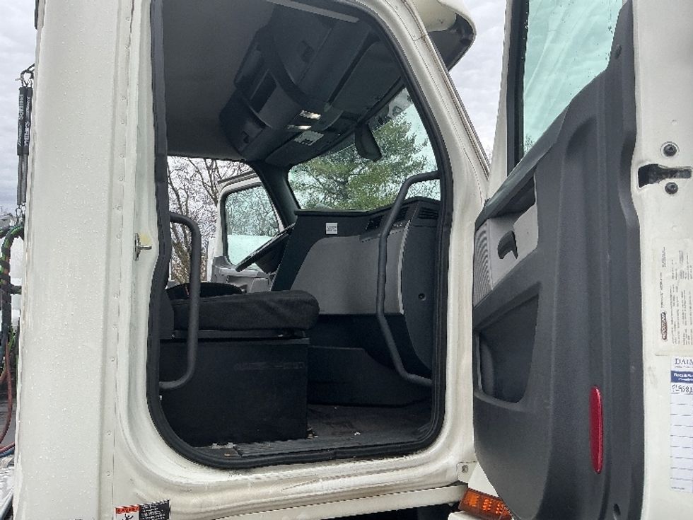 Day Cab Tractor-Heavy Duty Tractors-Freightliner-2019-T12642ST-Lexington-KY-384,764\n\t\tmiles-$ 33,250 - Image 12