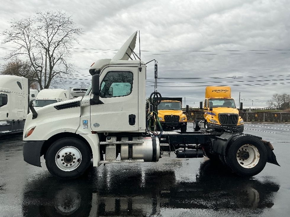 Day Cab Tractor-Heavy Duty Tractors-Freightliner-2019-T12642ST-Lexington-KY-384,764\n\t\tmiles-$ 33,250 - Image 4