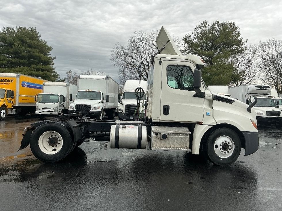 Day Cab Tractor-Heavy Duty Tractors-Freightliner-2019-T12642ST-Lexington-KY-384,764\n\t\tmiles-$ 33,250 - Image 8