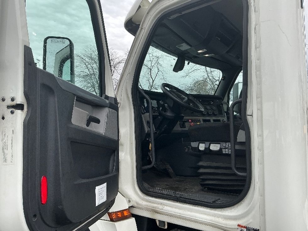 Day Cab Tractor-Heavy Duty Tractors-Freightliner-2019-T12642ST-Lexington-KY-384,764\n\t\tmiles-$ 33,250 - Image 9