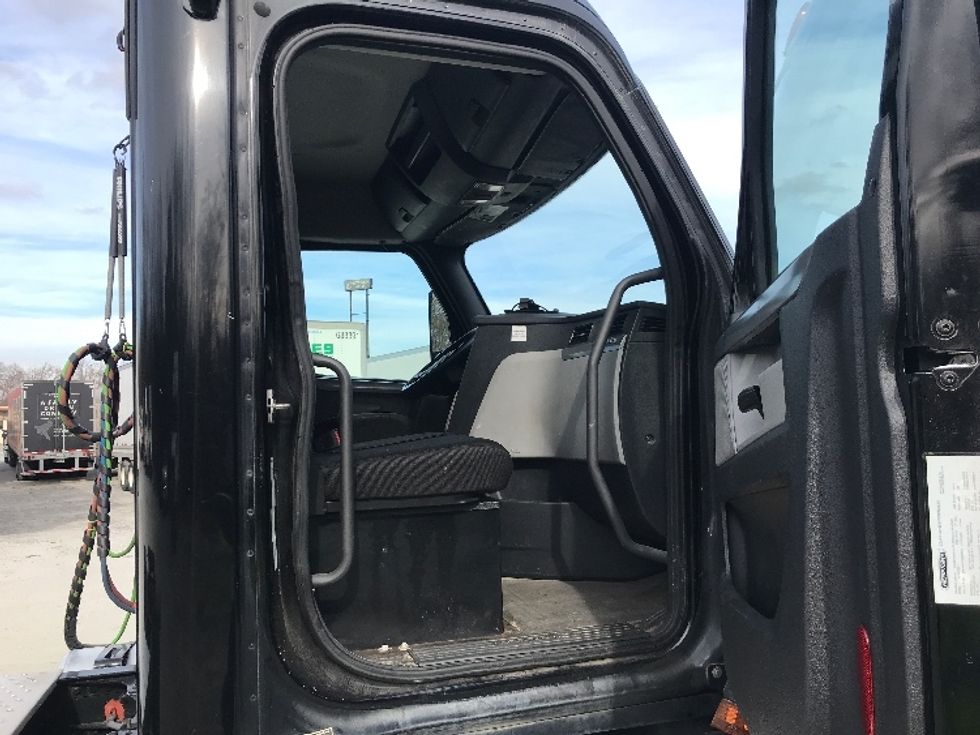 Day Cab Tractor-Heavy Duty Tractors-Freightliner-2019-T12642ST-Macon-GA-236,302\n\t\tmiles-$ 45,000 - Image 12