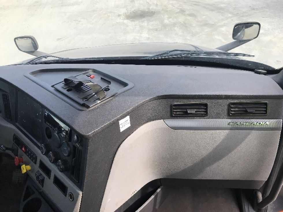 Day Cab Tractor-Heavy Duty Tractors-Freightliner-2019-T12642ST-Macon-GA-236,302\n\t\tmiles-$ 45,000 - Image 13