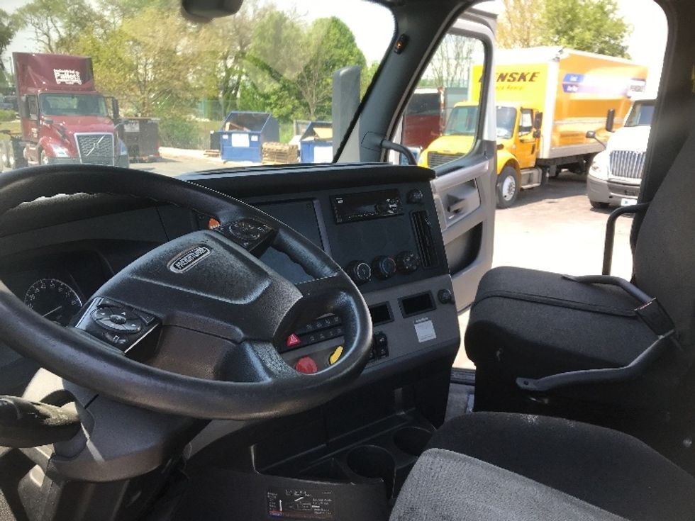 Day Cab Tractor-Heavy Duty Tractors-Freightliner-2019-T12642ST-Manassas-VA-285,136\n\t\tmiles-$ 40,500 - Image 10