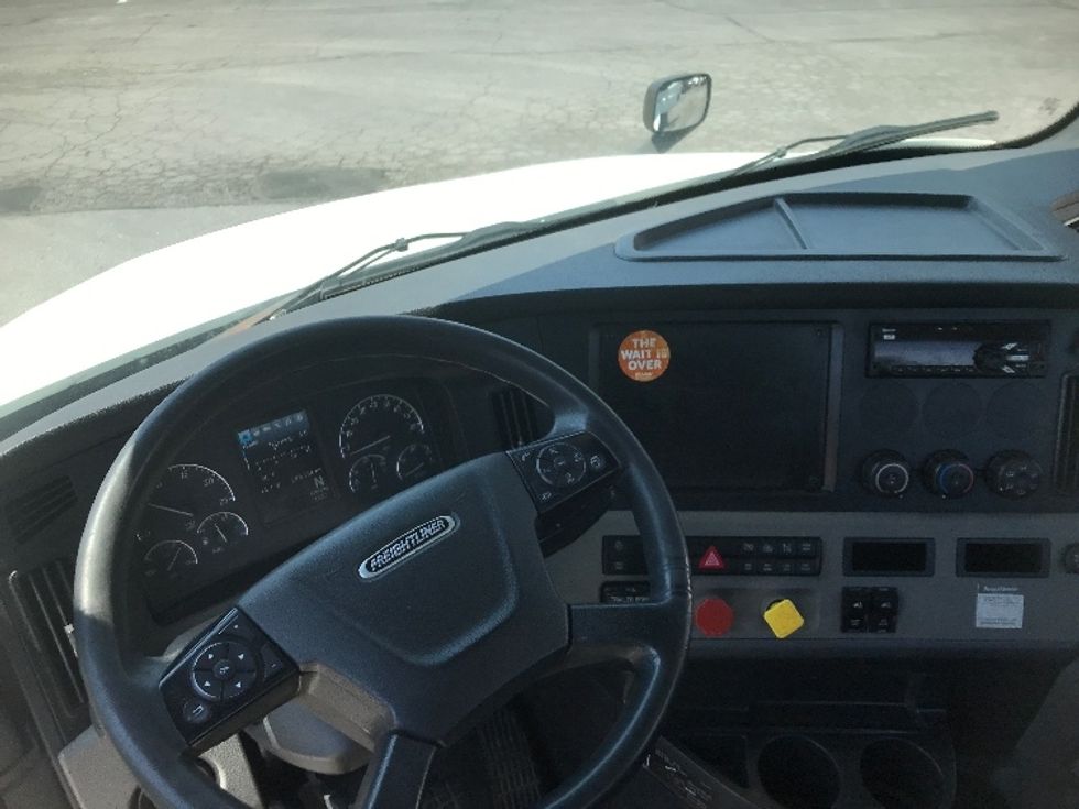 Day Cab Tractor-Heavy Duty Tractors-Freightliner-2019-T12642ST-Manassas-VA-285,136\n\t\tmiles-$ 40,500 - Image 11